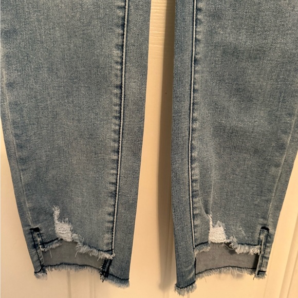 📦 Judy Blue Mid Rise Relaxed Fit Jeans *EXCELLENT CONDITION* - Picture 3 of 9